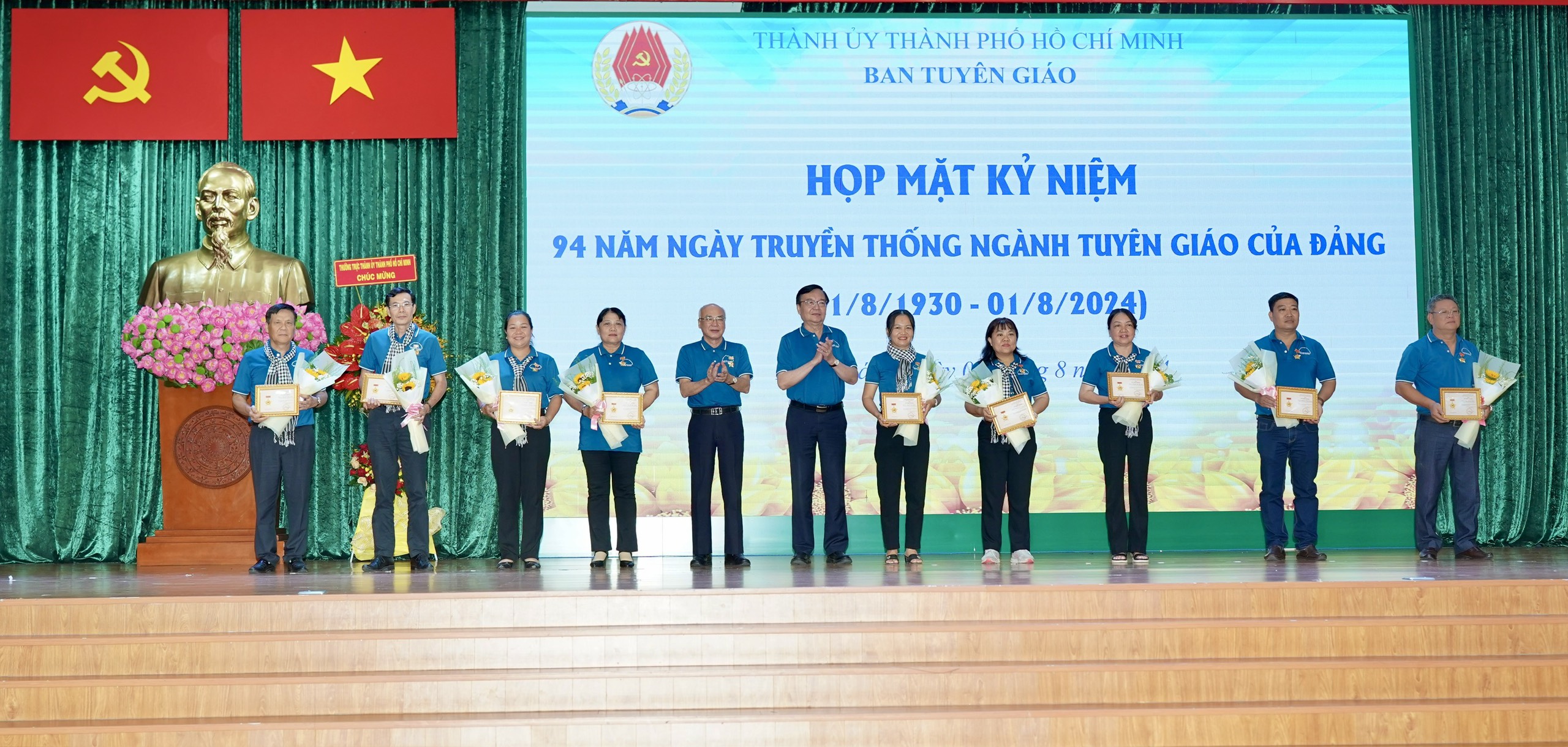 Lãnh đạo Ban Tuyên giáo Thành ủy TP. Hồ Chí Minh chúc mừng các cá nhân nhận Kỷ niệm chương Vì sự nghiệp Tuyên giáo của Đảng (Ảnh: Hoàng Hùng).